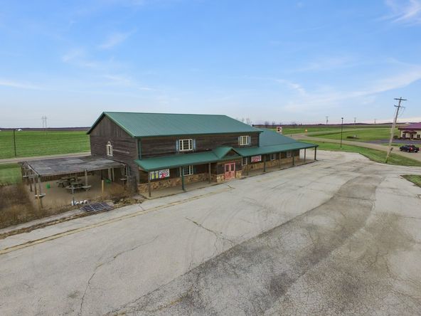Bar / Restaurant with Outdoor Dining : 895 N Francis St, Washburn, IL 61570